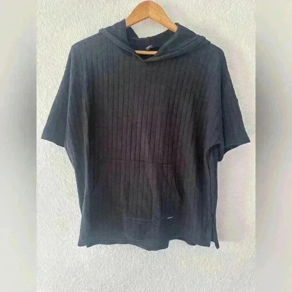 Volcom Black Hooded short sleeve shirt Size Medium Stylish & Comfy Summer layer